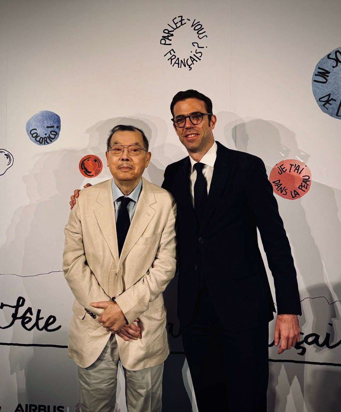 法國在台協會在官方臉書貼出前任法國駐台代表龍燁(Franck Paris)與黃崇仁的合照指出，黃崇仁是台灣取得輝煌成就的關鍵人物，也是法國文化的好夥伴、法台科技緊密合作的重要推手。(法國在台協會臉書)