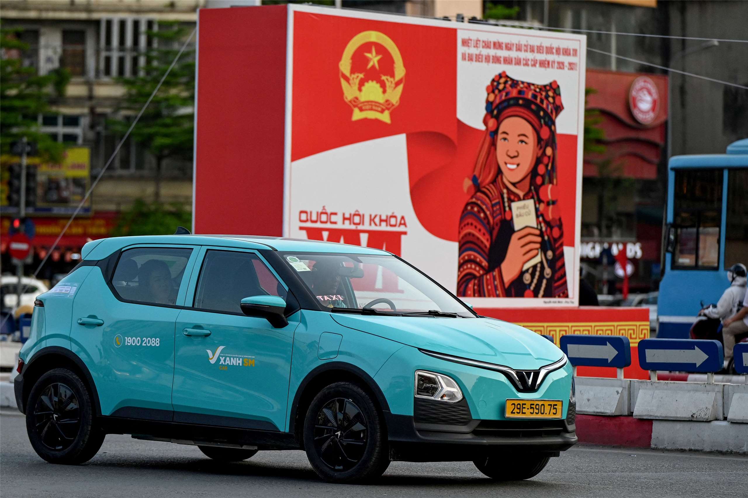 河內市區街上滿是越南最大企業集團Vingroup旗下的VinFast汽車。