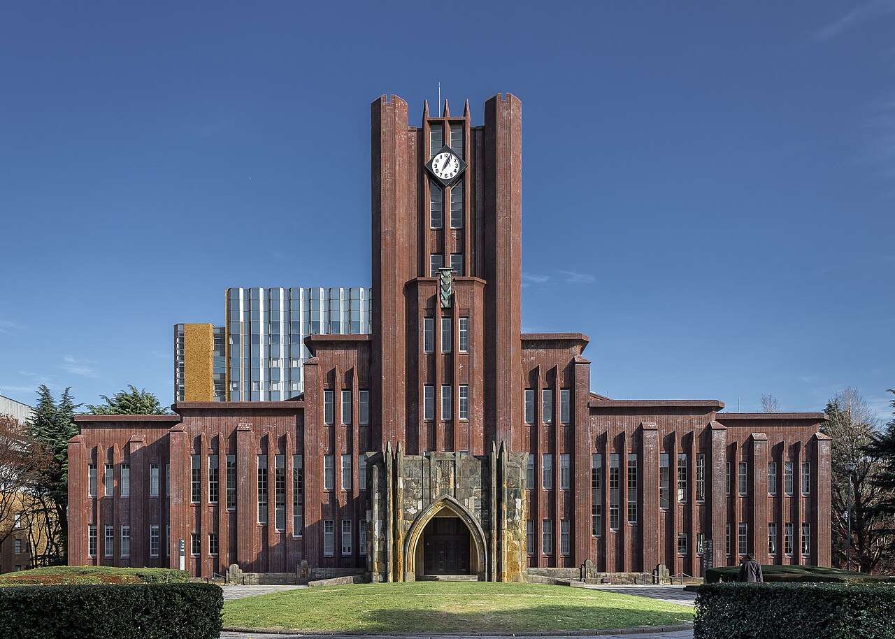 東京大學一名60多歲教授因在所屬專攻及研究室網站的原始碼中嵌入不適當文字，遭到停職3天的懲戒處分。圖為東京大學校園中的安田講堂。(維基百科/CC BY-SA 4.0)