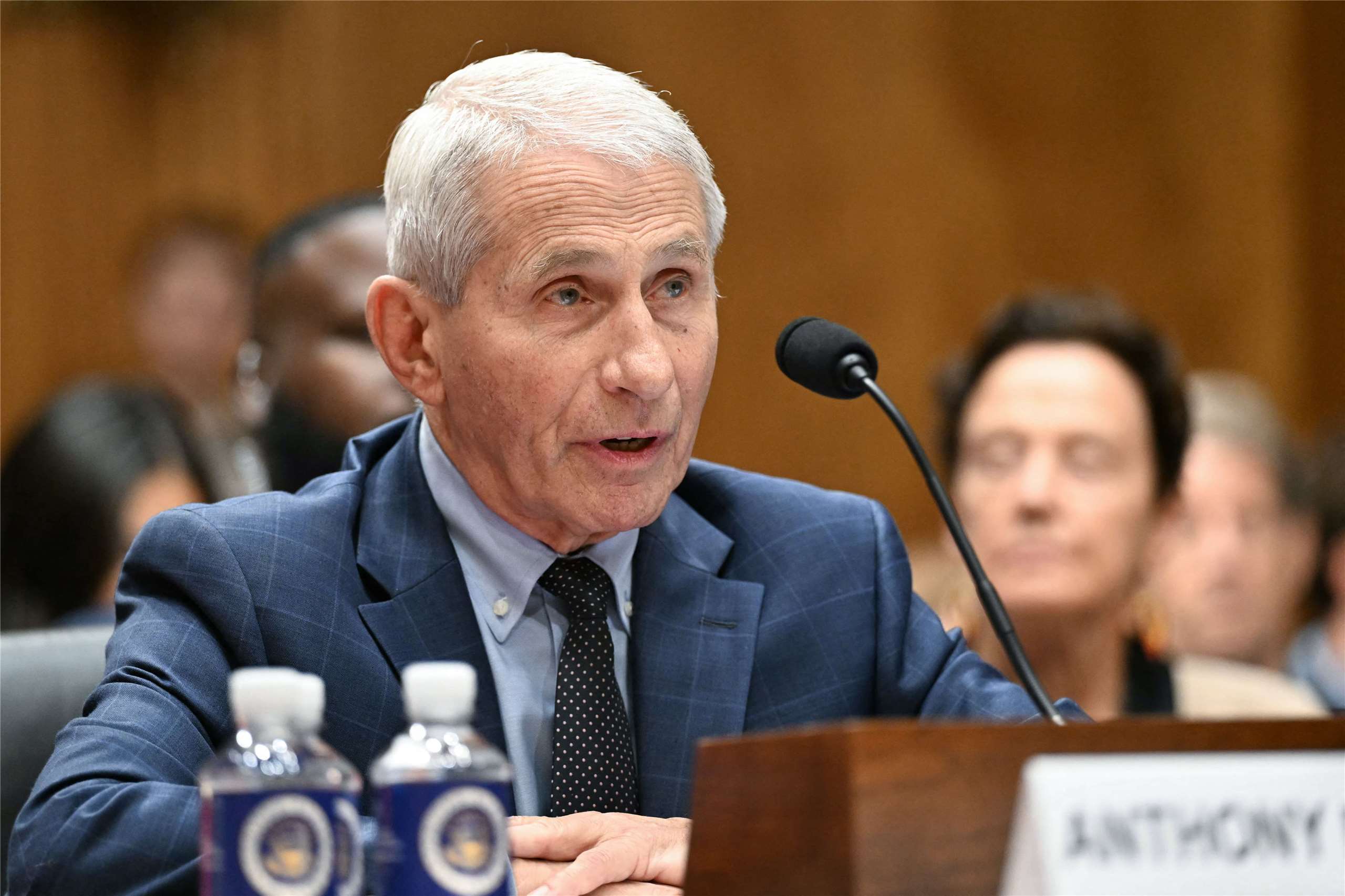 美國前首席傳染病官員佛奇(Anthony Fauci)2026年7月29日出席參議院聽證會行使緘默權，拒絕回答有關COVID-19大流行的問題。資料照片。