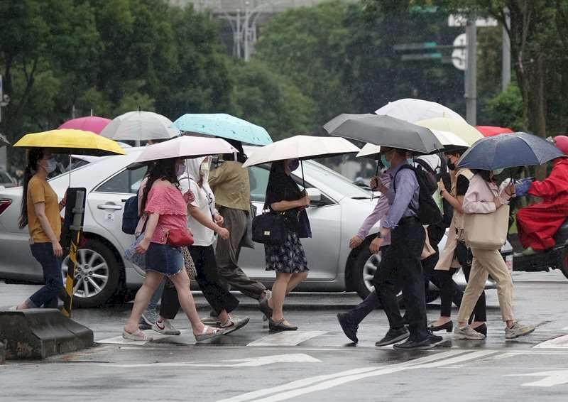 中央氣象署指出，27日西南風影響，南部地區有局部短暫陣雨或雷雨。 (圖：中央社)