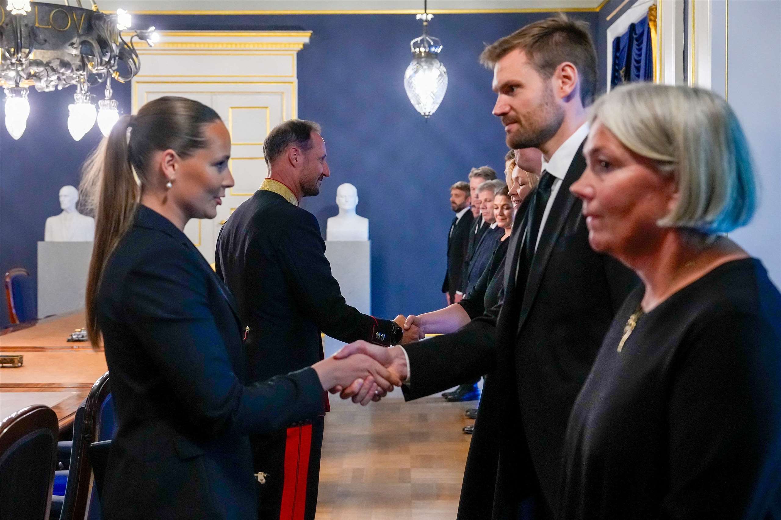 挪威新國王哈康八世（Haakon VIII）(左二)即位，隨即在臨時內閣會議，接見政府官員。