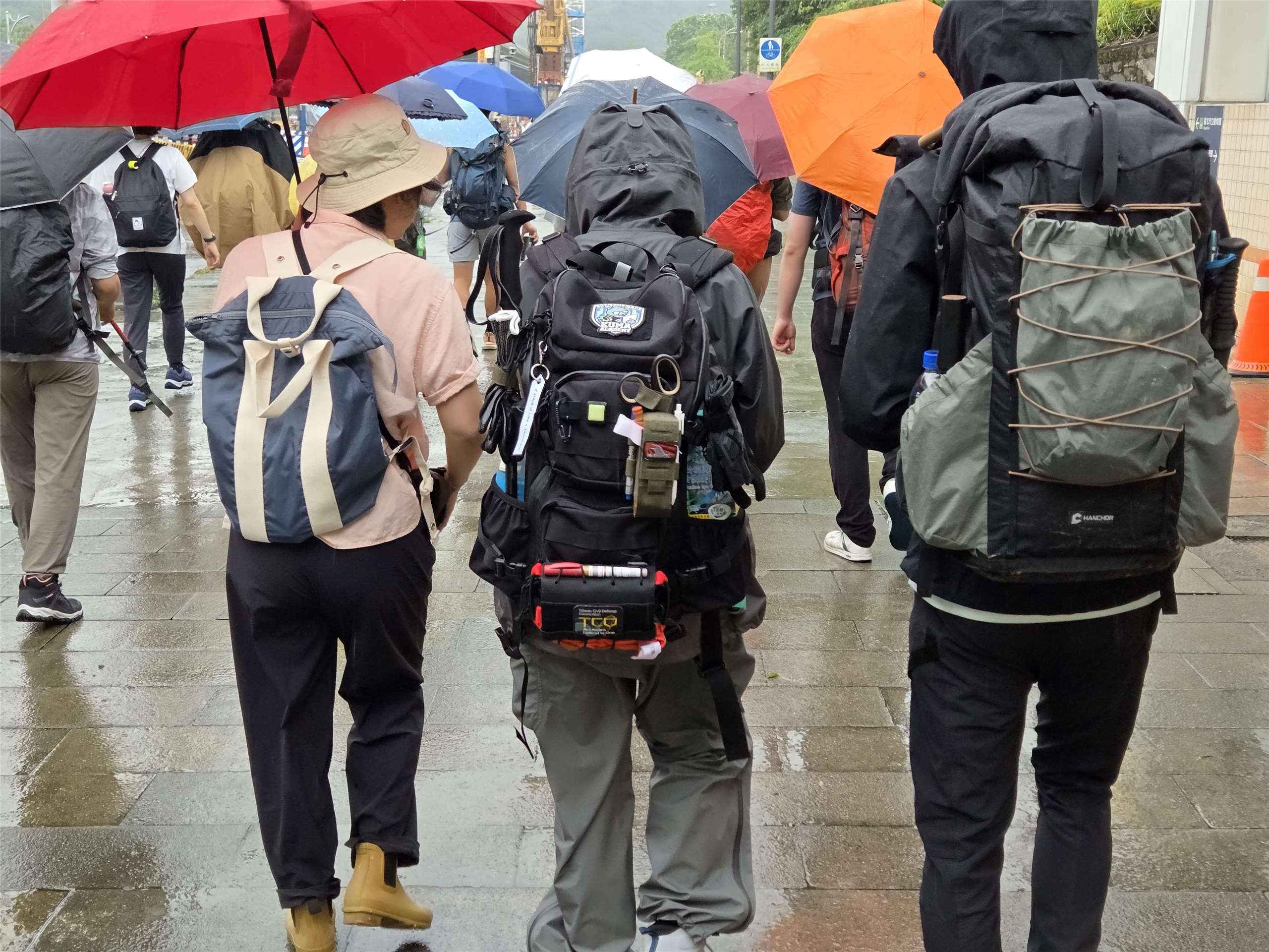 滂陀大雨的週日下午，松信自訓團仍繼續負重登山訓練，標準為體重的15%。(饒辰書 攝)