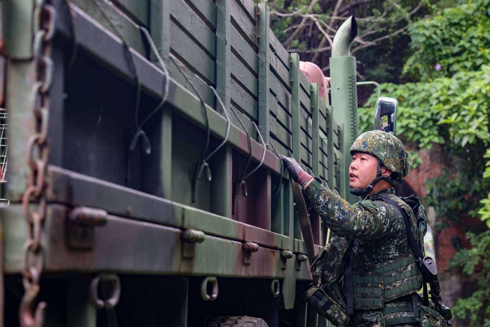 官兵實施機動運補作業車輛檢整。（圖：國防部提供）