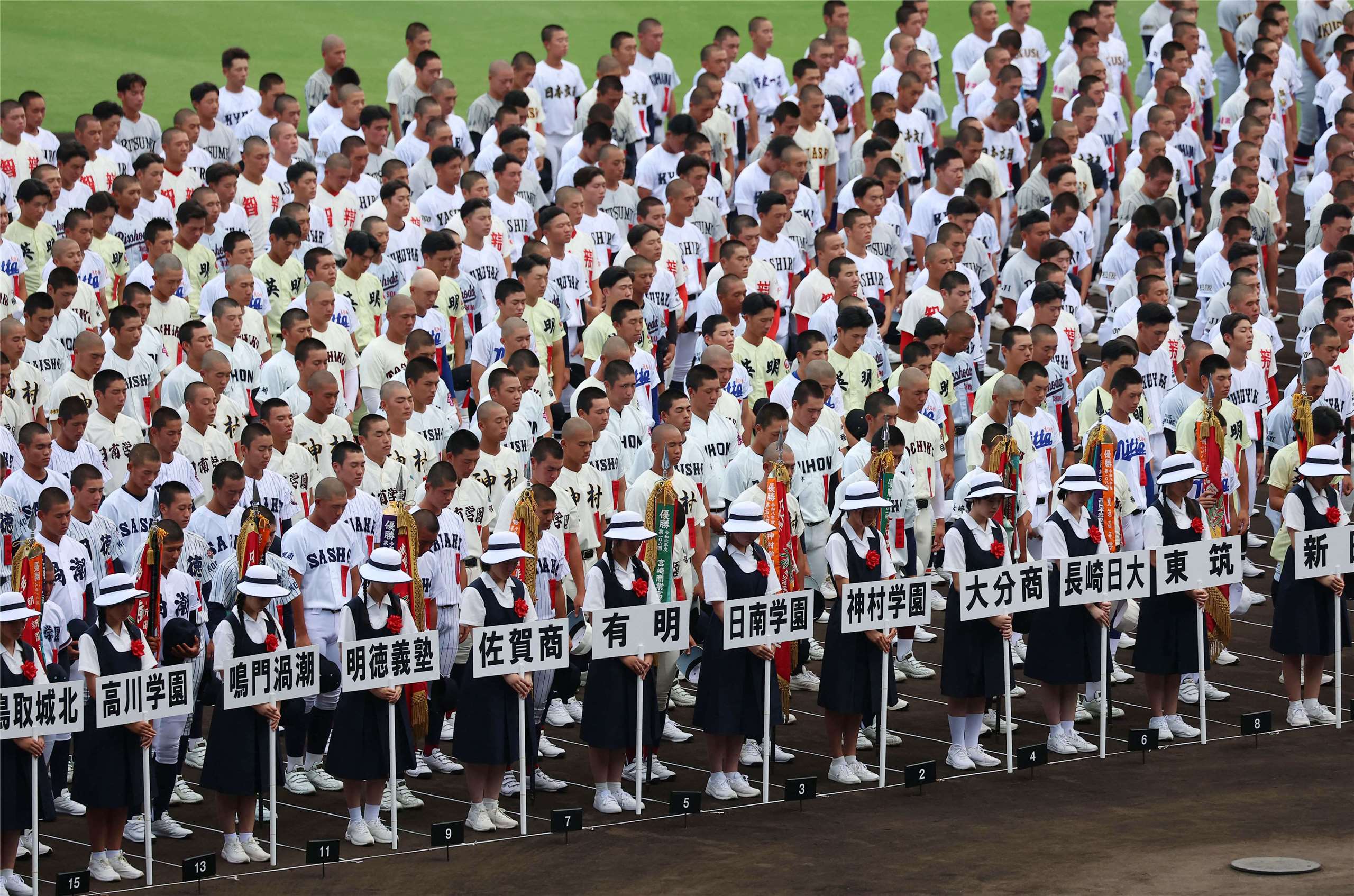 日本兵庫縣西宮市甲子園球場舉行的第108屆全國高中棒球錦標賽5日開幕，開幕式上所有球員們默哀悼念2026年熊本地震的罹難者。(AFP)