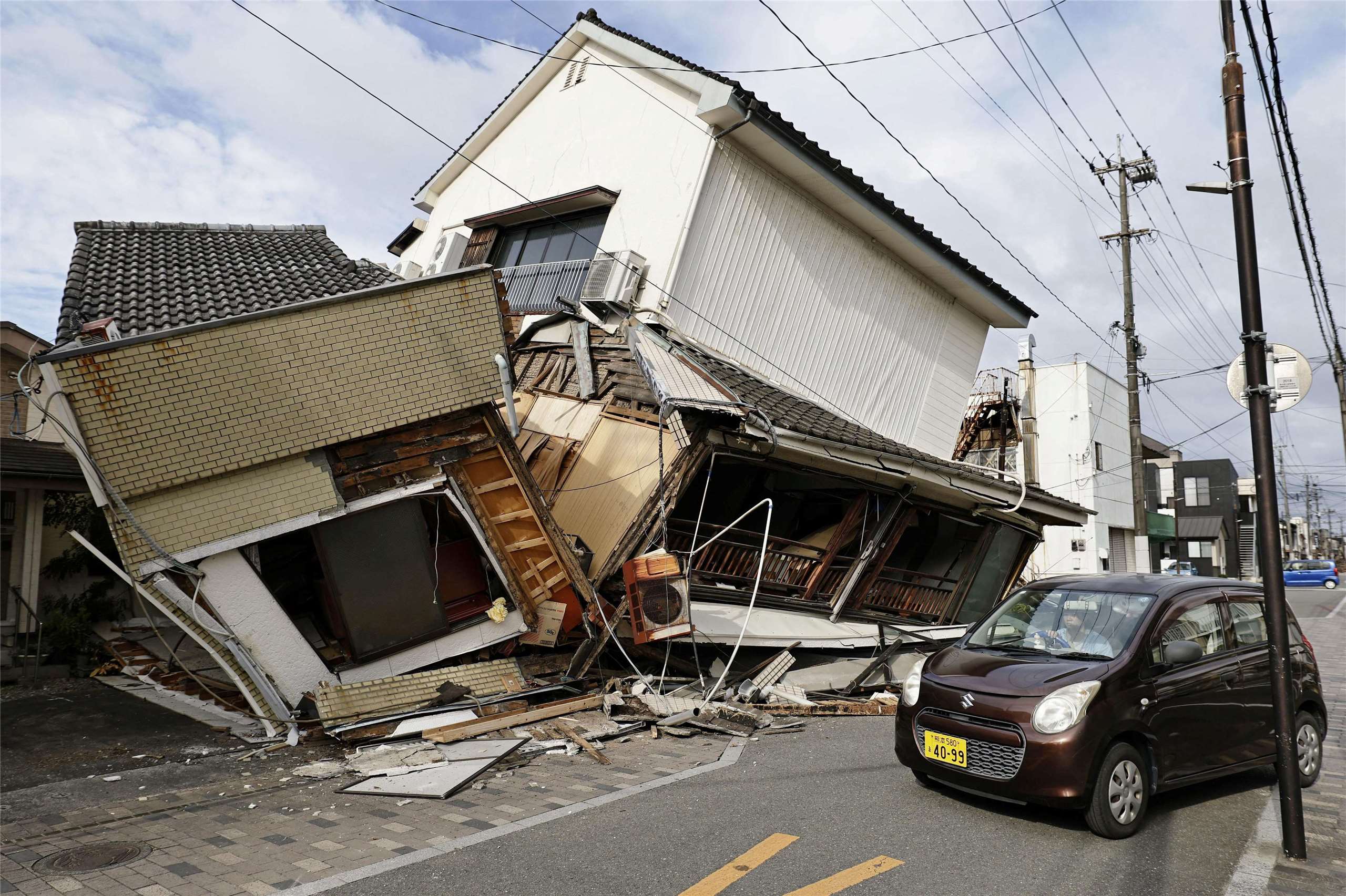 日本熊本縣28日下午發生規模7.1地震，造成嚴重災損，台灣企業紛紛響應捐款賑災。圖為熊本縣八代市建築物倒塌。(RT/達志影像)