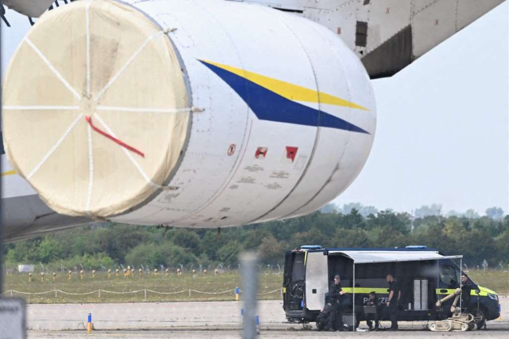 圖為德國警務技術人員正在萊比錫－哈雷機場附近一架烏克蘭飛機旁準備部署爆炸物處理機器人。