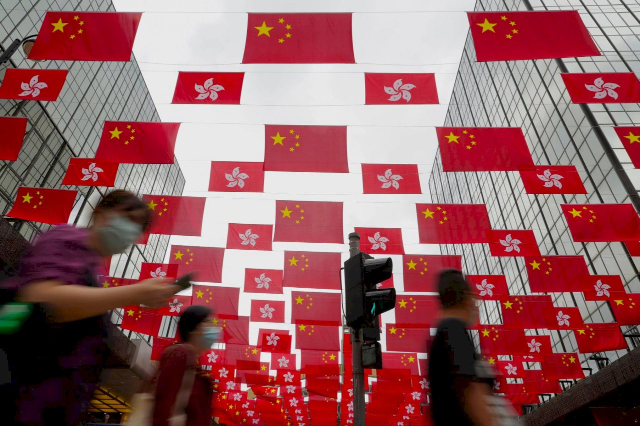 筆者認為，近年來，香港政府在歷史論述上的大動作，從教科書改版到圖書館下架書籍，無一不在向世人宣告：這座城市正加速步入一種由官方壟斷真理、排斥異見的獨裁主義模式。示意圖。