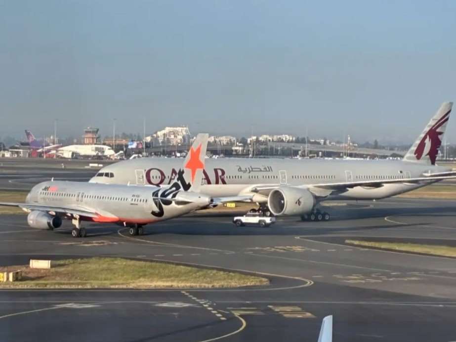 一架捷星航空客機9日早上正滑行準備飛往黃金海岸(Gold Coast)，機師被迫緊急煞車，以避免撞上一架卡達航空(Qatar Airways)客機。(X@9of3)