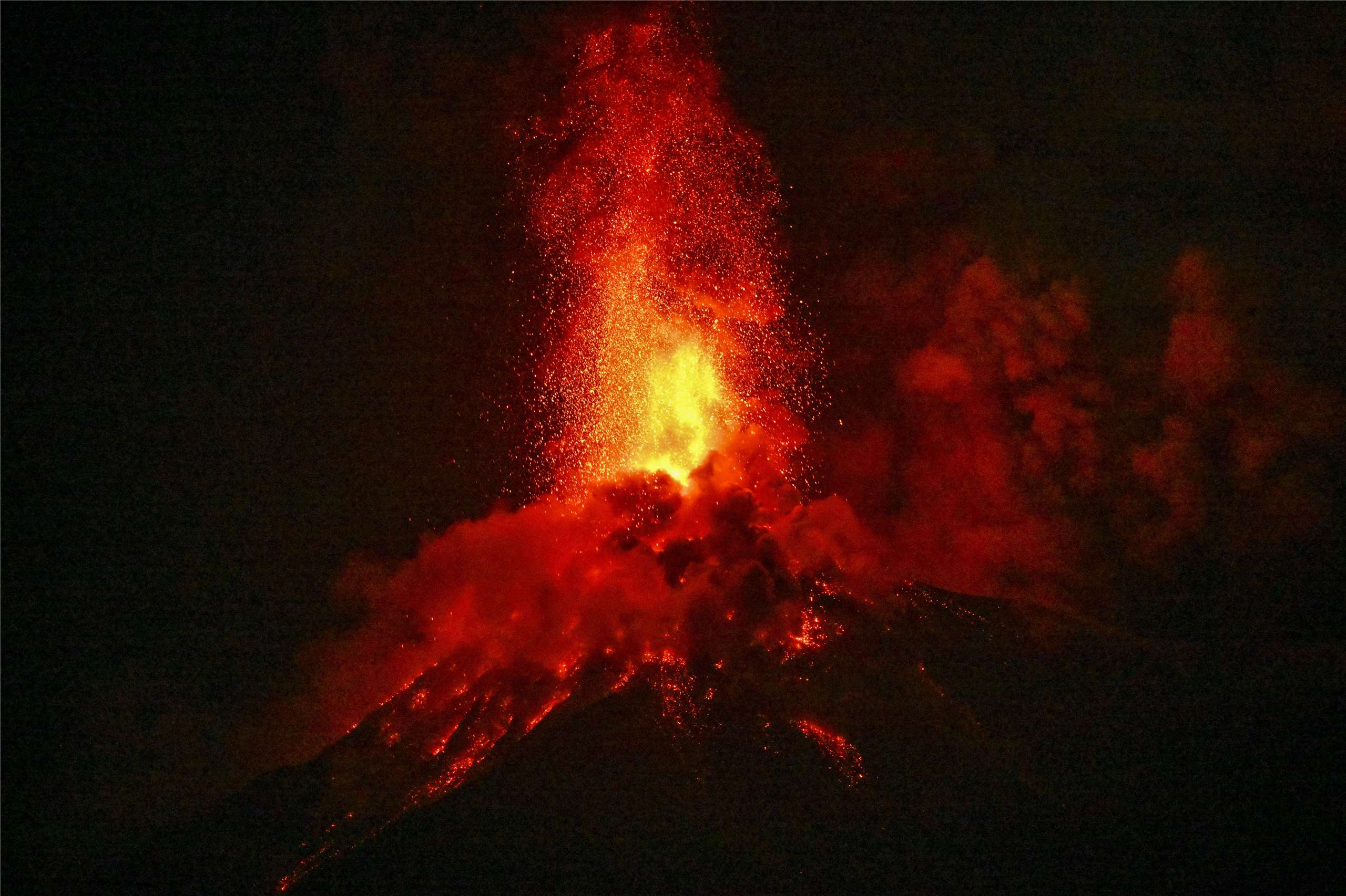 「火峰」火山於當地時間3日上午噴發，傍晚時威力逐漸增強，大量氣體噴到約6公里的高空中，滾滾岩漿不斷沿山坡流下。