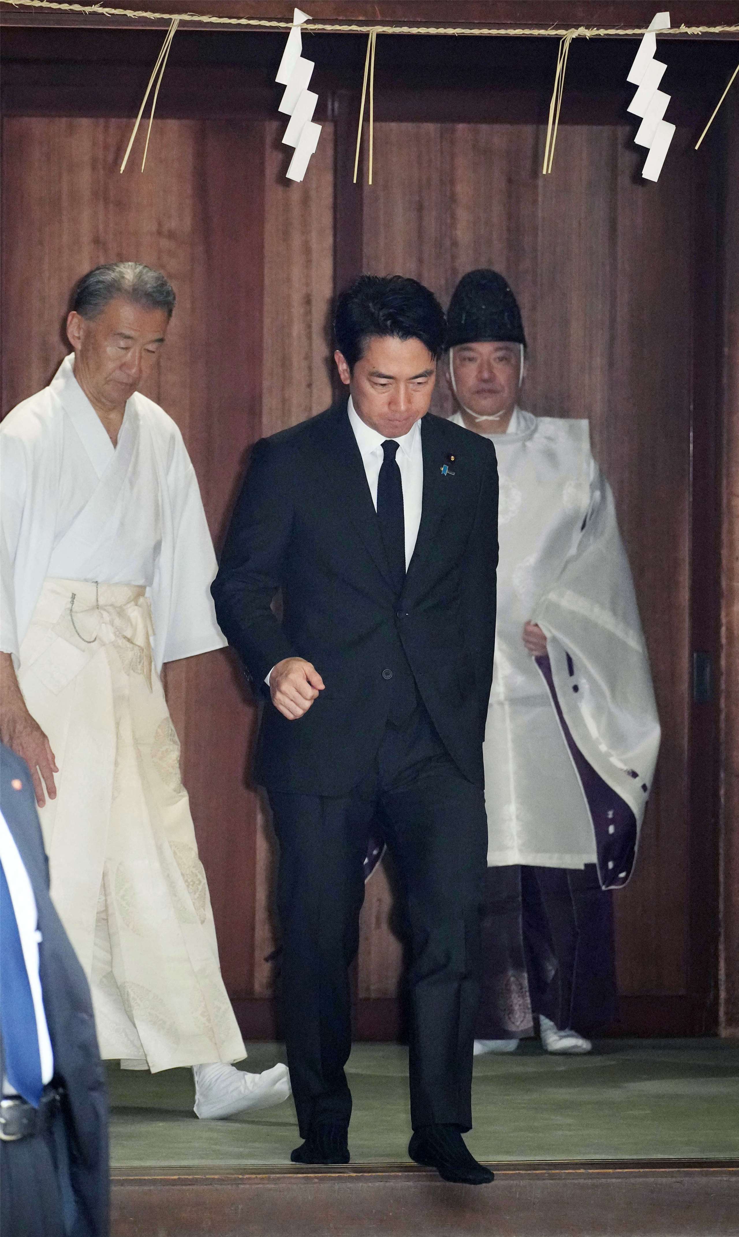 日本終戰紀念日81週年，儘管首相高市早苗沒有前往爭議性的靖國神社參拜，而是獻上了祭祀費，但防衛大臣小泉進次郎(圖中)則是與多名自民黨高階幹部則親赴參拜。(AFP)