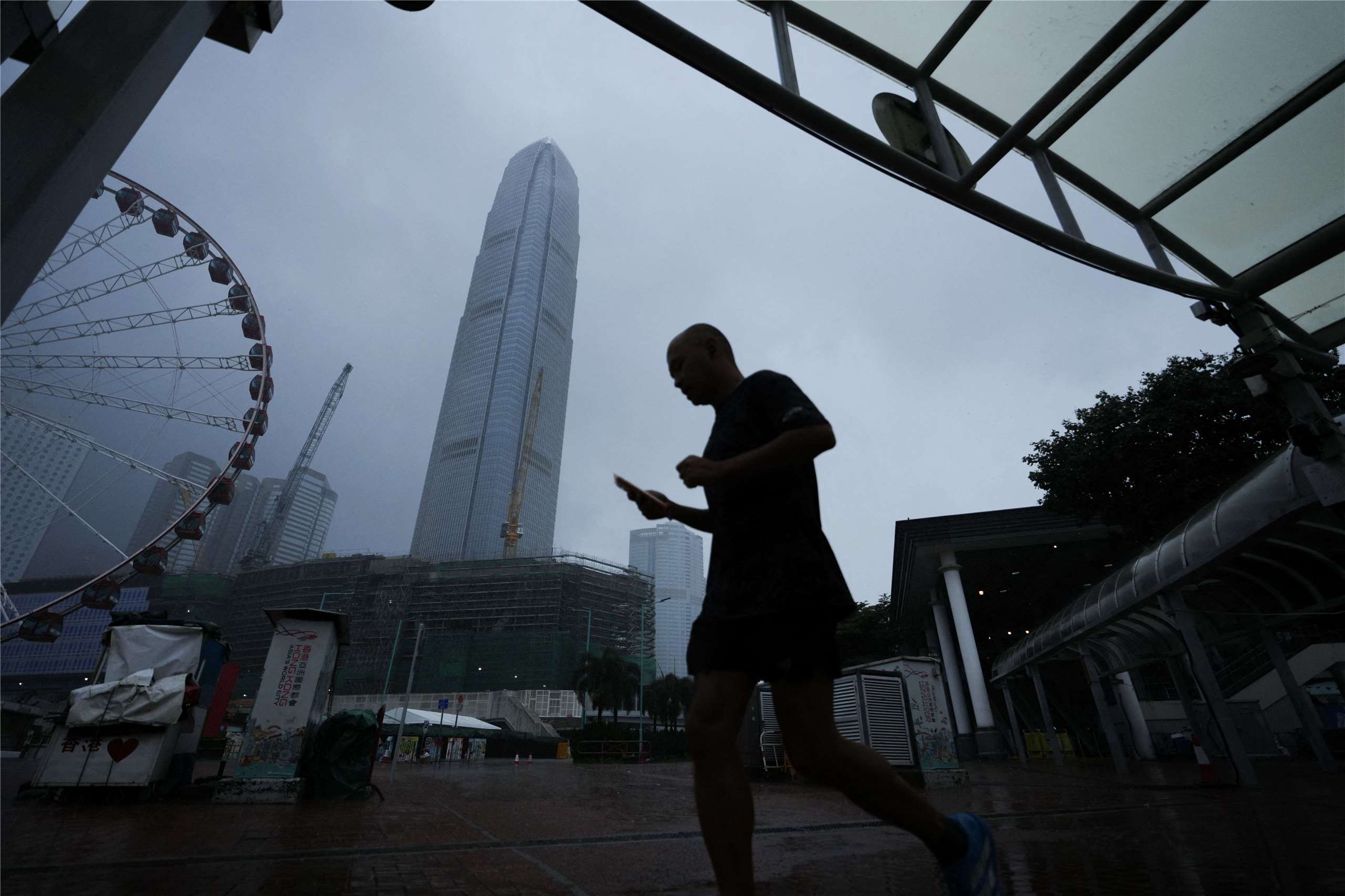 香港受颱風白海豚暖空氣影響，9日記錄到攝氏36.9度創紀錄高溫。圖為一名男子行走於香港街頭。資料照。