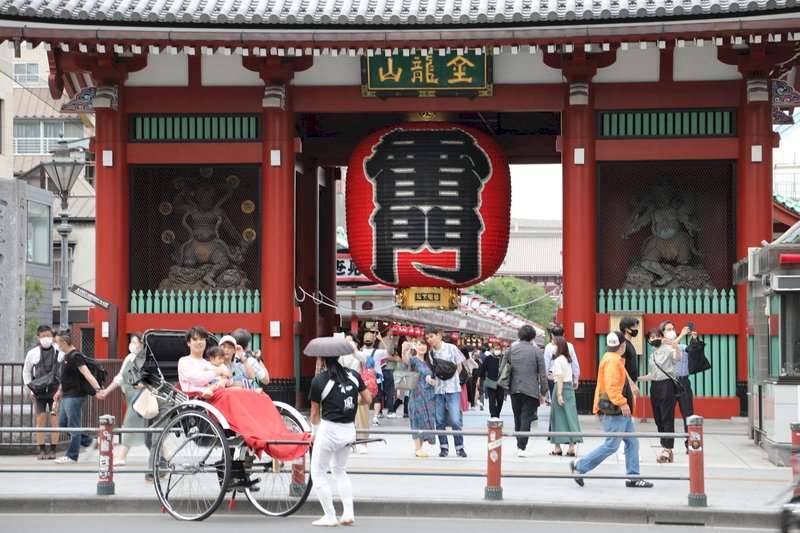 觀光署公布2025年台灣旅遊狀況調查，在出國旅遊部分，較2024年同期成長12.43%，出國旅遊總支出為新台幣1兆474億元，較2024年成長11.93%，是首度破兆元，平均每人每次支出(含國際機票費用)為5萬5288元。圖為日本東京觀光景點淺草寺。資料照。