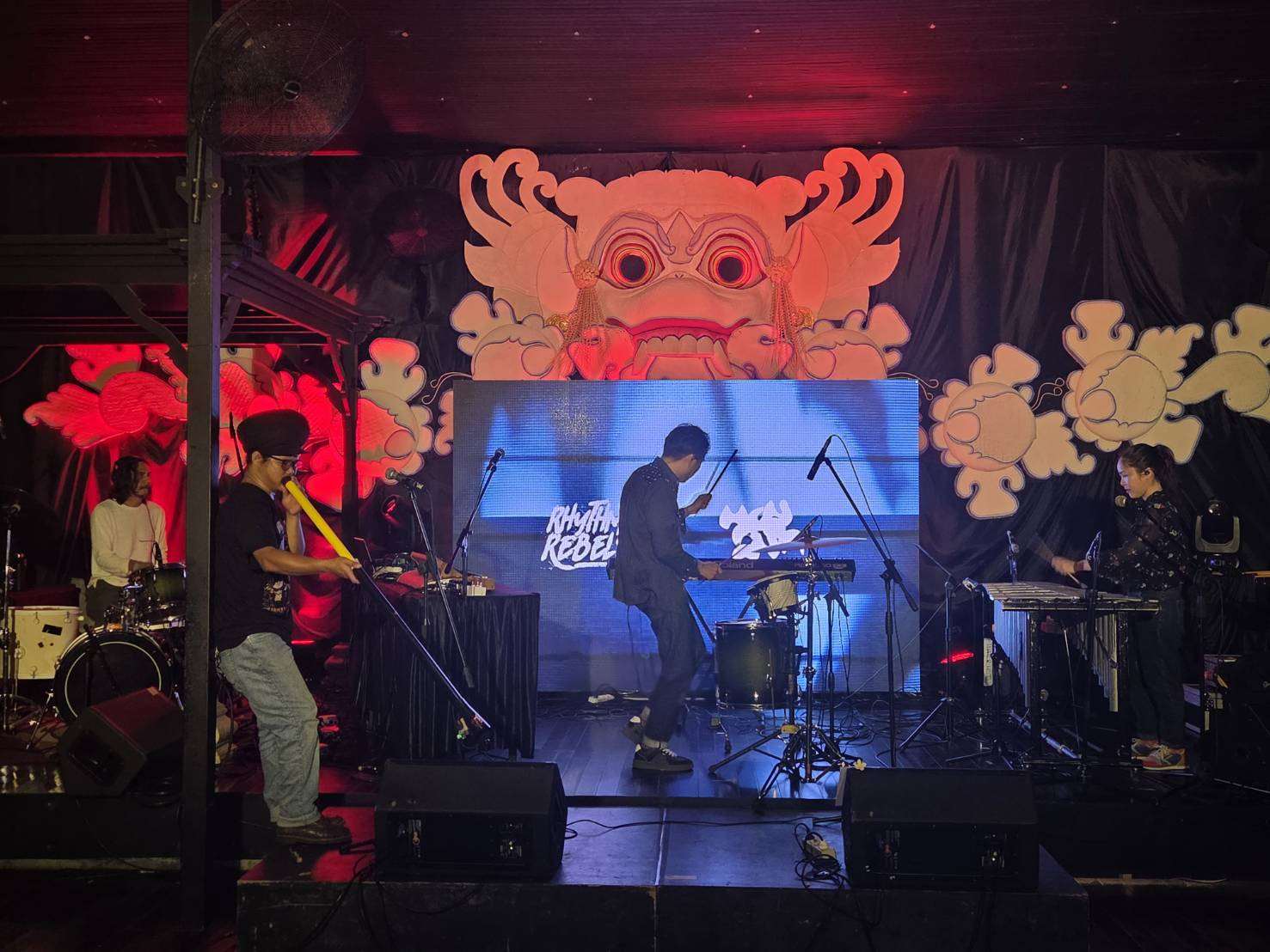 「Taiwan Beats峇里島之夜」22日晚間在BIJI world登場，台灣音樂人草本藥師與峇里島音樂人開Jam開開了。(江昭倫 攝)