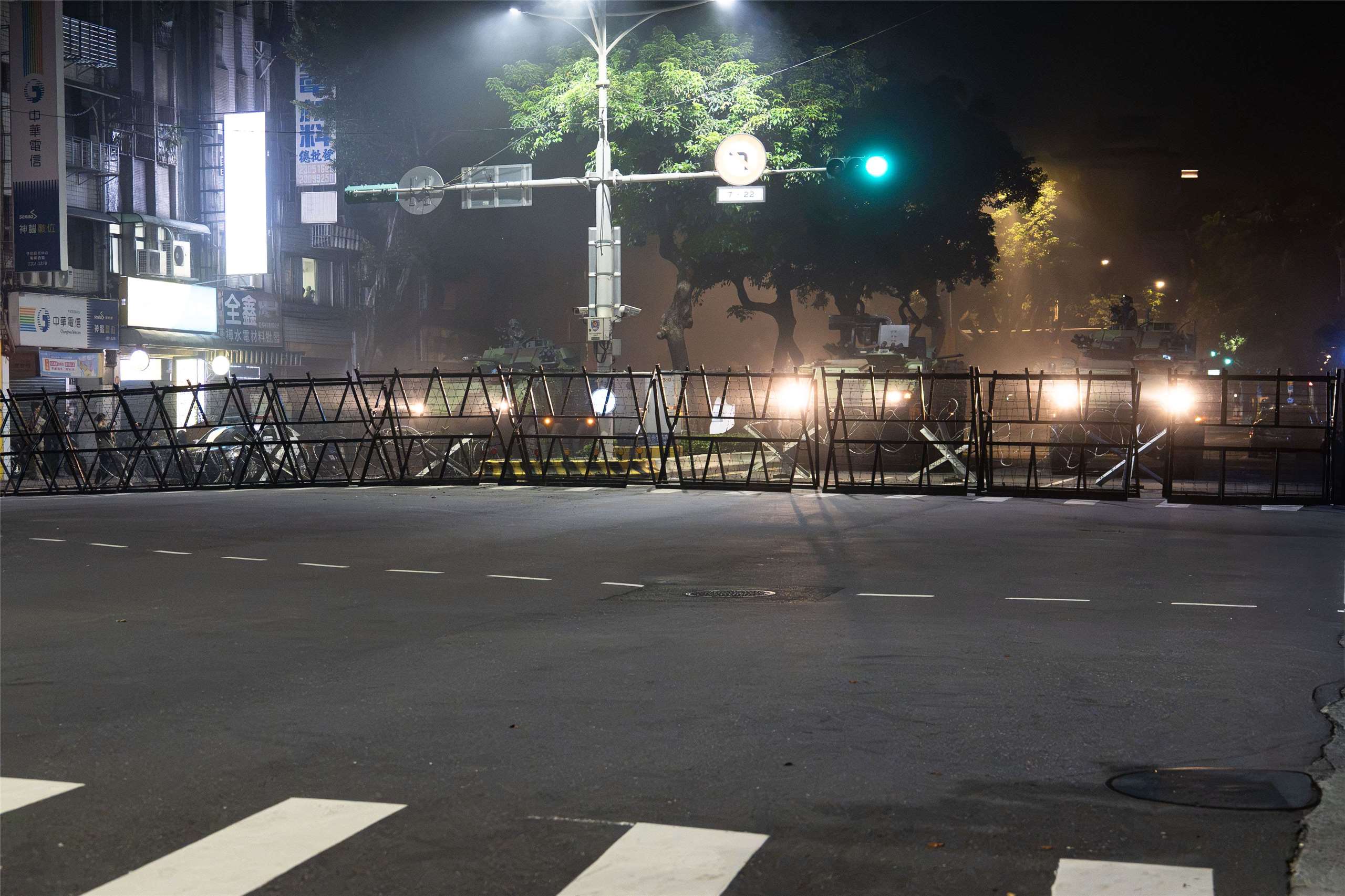 憲兵衛戍指揮部13日清晨於光復橋台北市端路口，執行「阻絕暨反資敵整備練」，驗證衛戍中樞之縱深作戰能力。(楊仁翔 攝)