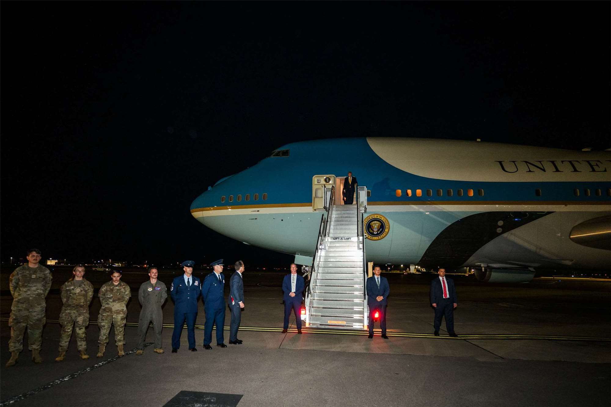 美國總統川普(Donald Trump)7月8日北約峰會期間，據傳藏身在機場餐飲卡車內秘密離開「空軍一號」。(圖:X@WhiteHouse)