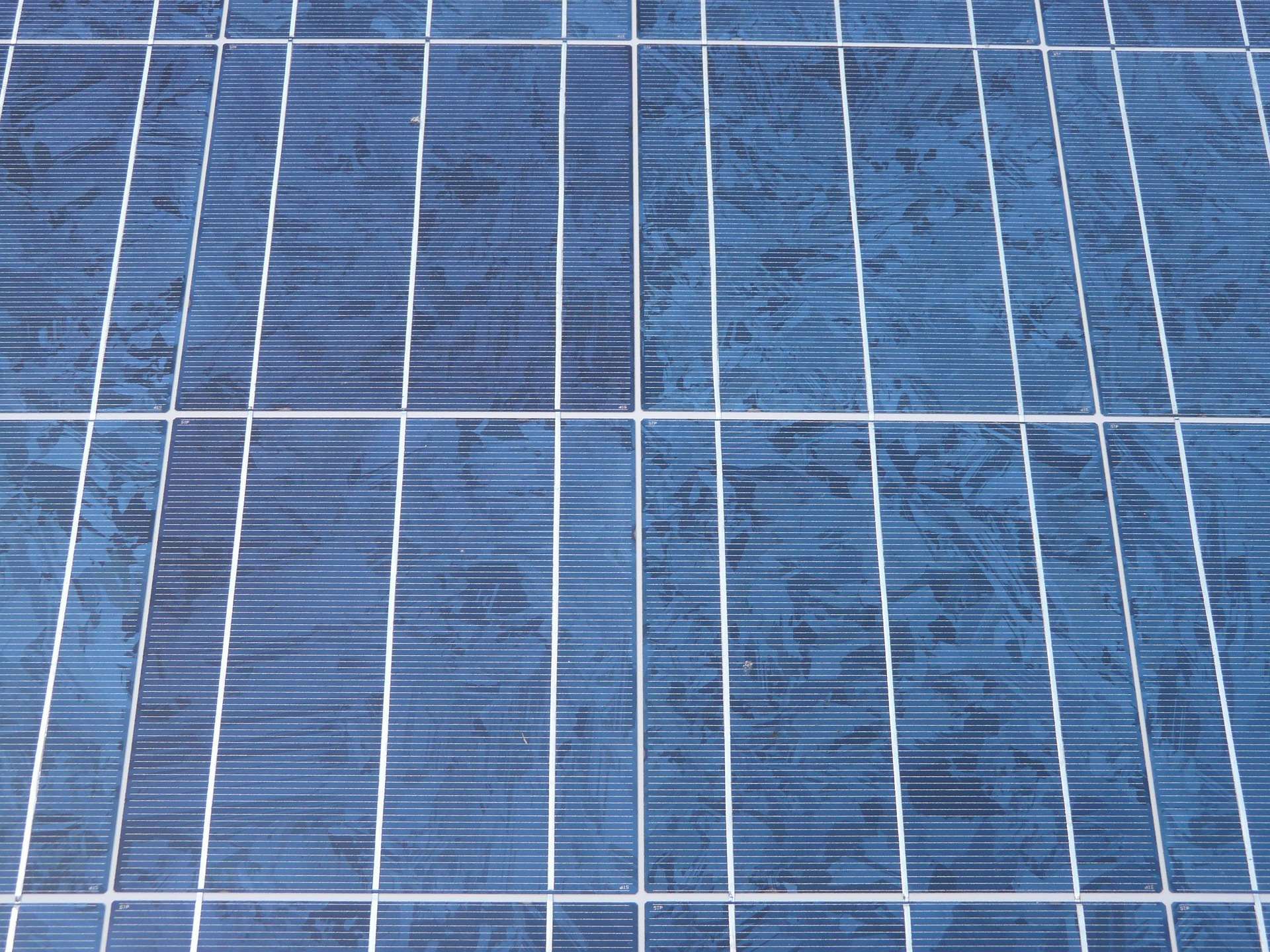 川普政府預計對多晶矽、矽晶圓、太陽能電池等多晶矽衍生產品課徵15%關稅示意圖。(圖 : pexels)