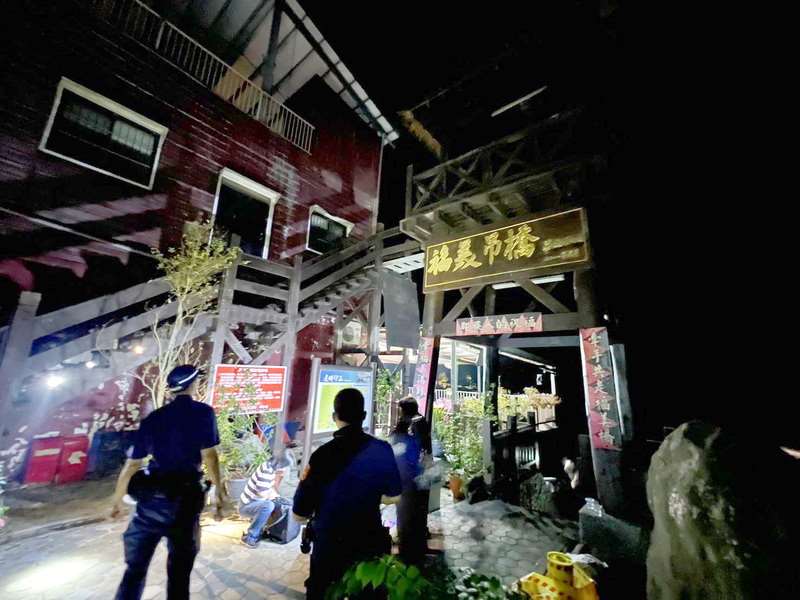 嘉義縣阿里山鄉山美村福美吊橋旁涼亭3米高木棧道斷裂，5名遊客墜落地面。資料照。（嘉義縣政府提供） (圖：中央社)