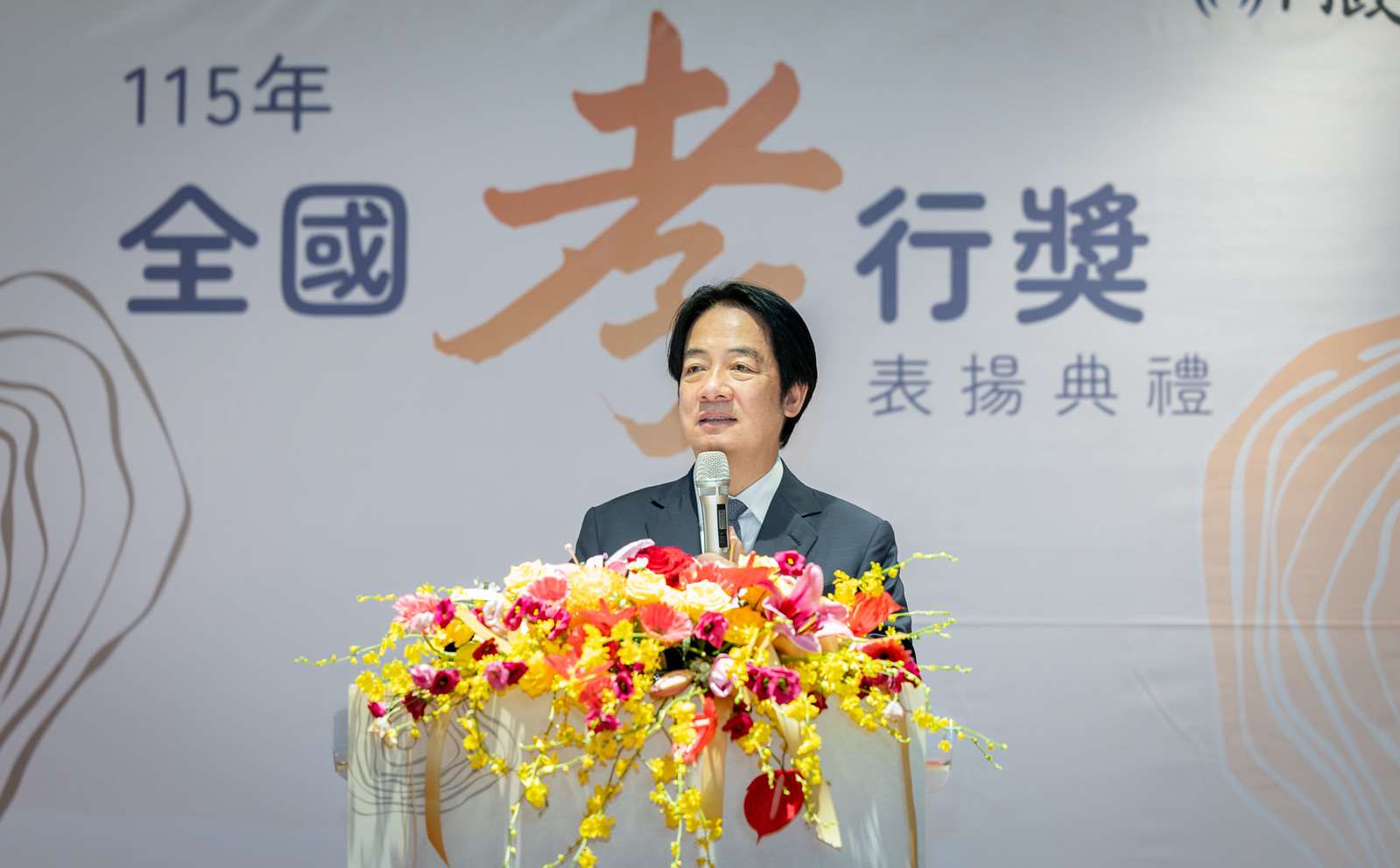 賴總統25日出席「全國孝行獎表揚典禮」表示，長照3.0已經正式上路，國家會陪大家一起盡孝，讓長輩有尊嚴的安老，讓照顧者有力量繼續陪伴。(圖：總統府)