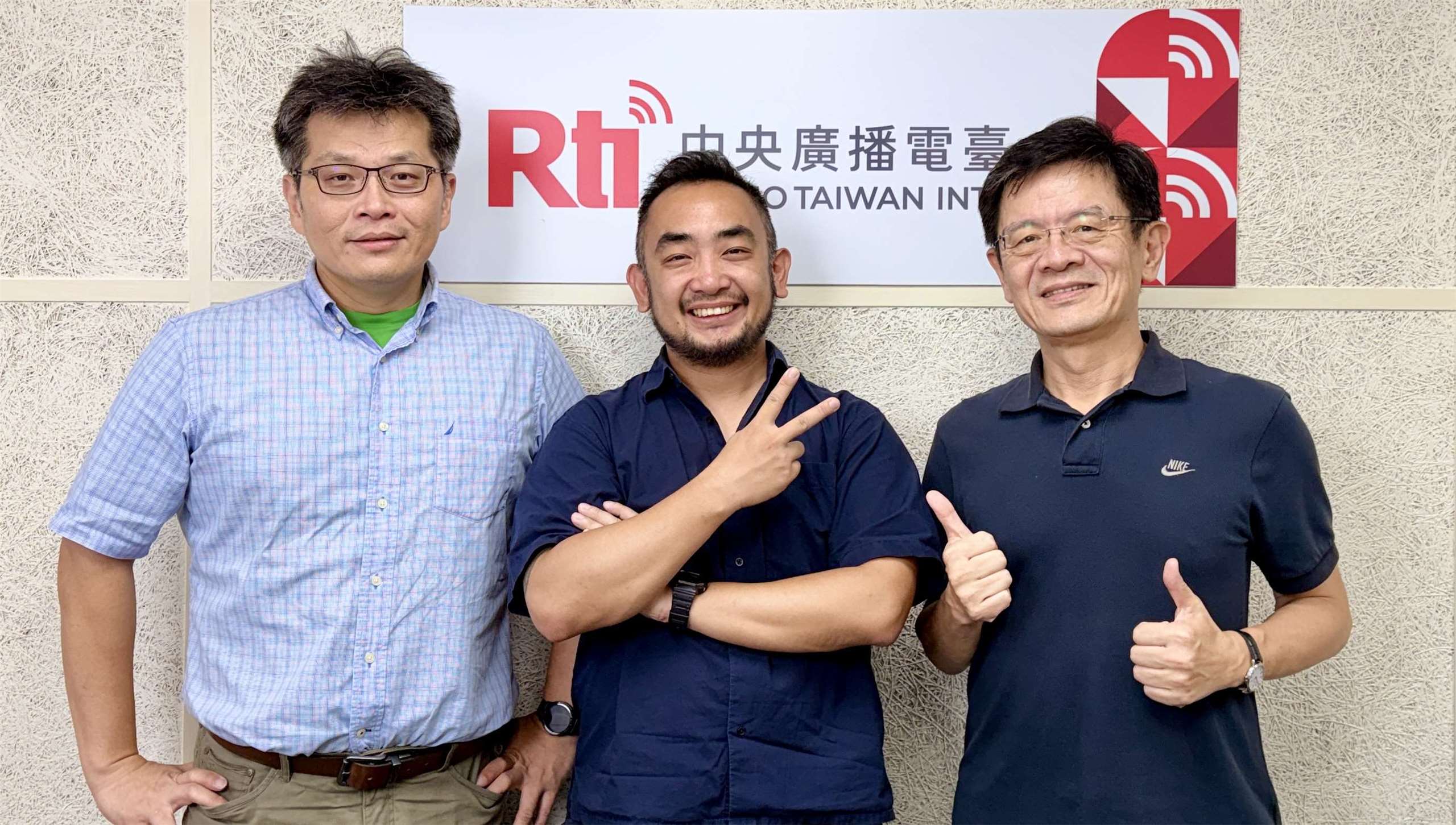 「這樣看中國」節目主持人蔡明芳(左)訪獨立學者李厚辰(中)、右為央廣總臺長張瑞昌