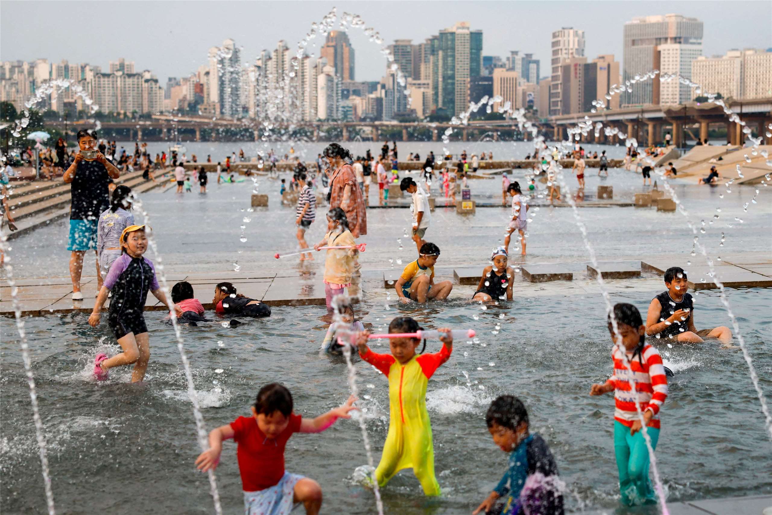 首爾遭熱浪侵襲，民眾在水上樂園消暑降溫。(路透社/達志影像)