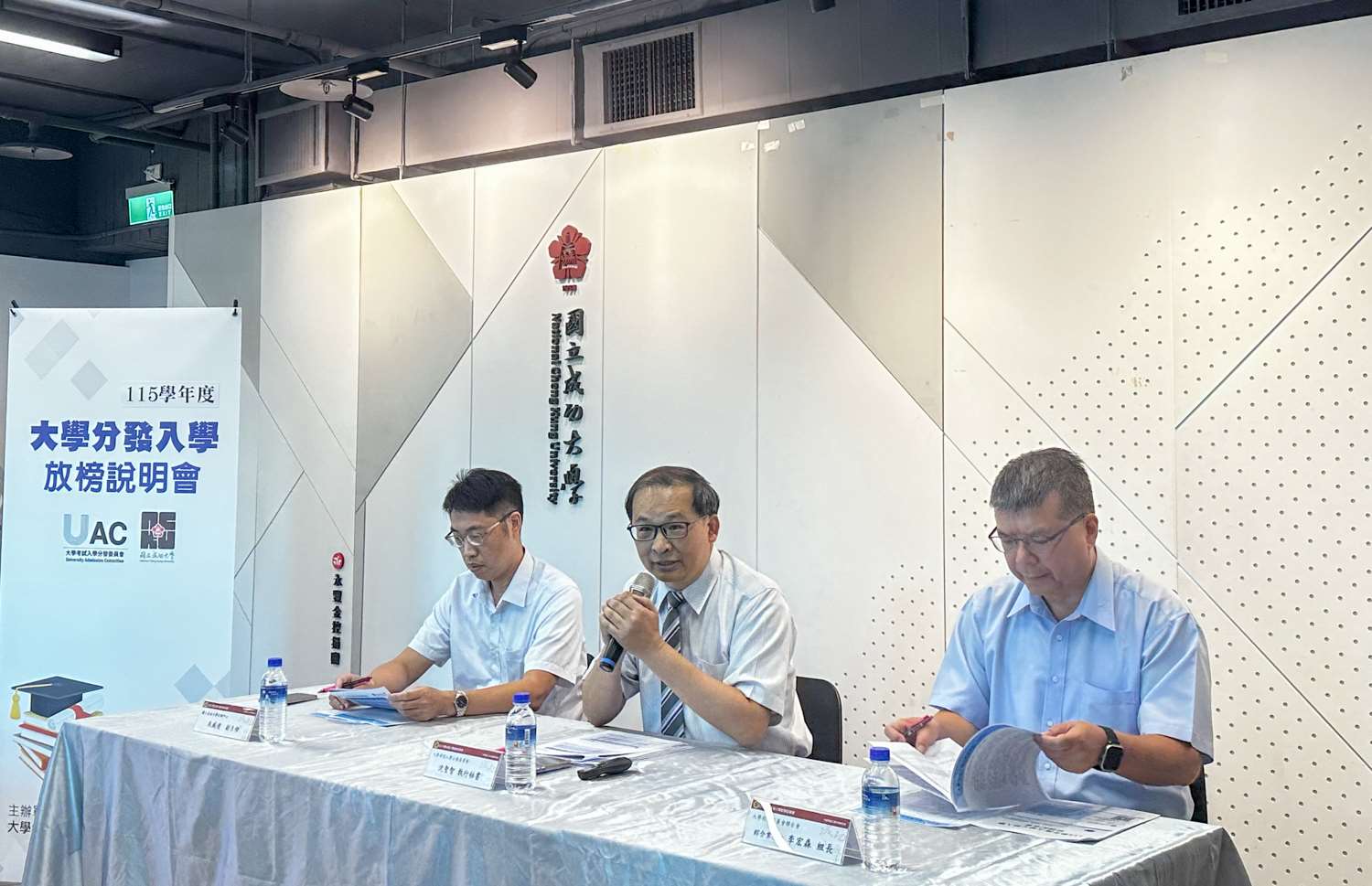 大學考試入學分發委員會執行秘書沈聖智(中)17日說明2026年大學分發入學結果。(楊雨青攝)