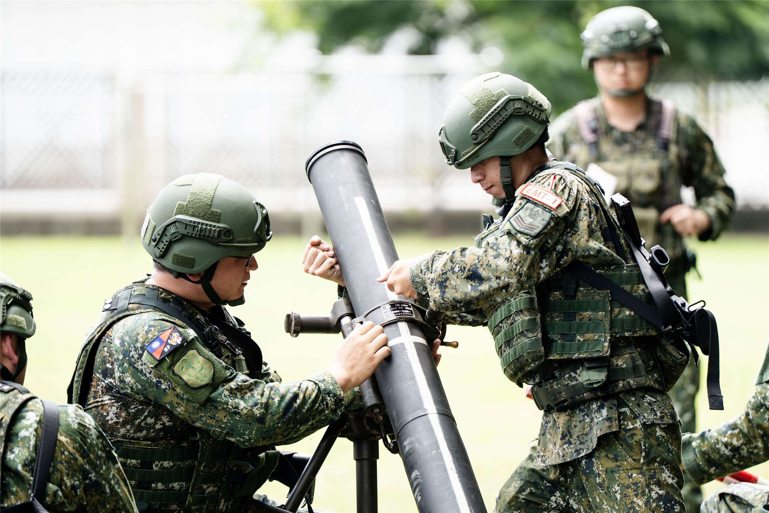 國軍年度漢光演習5日正式登場，今年國軍擴大後備兵力召集，圖為後備台北旅在進行120迫砲組合訓練。(楊仁翔 攝)