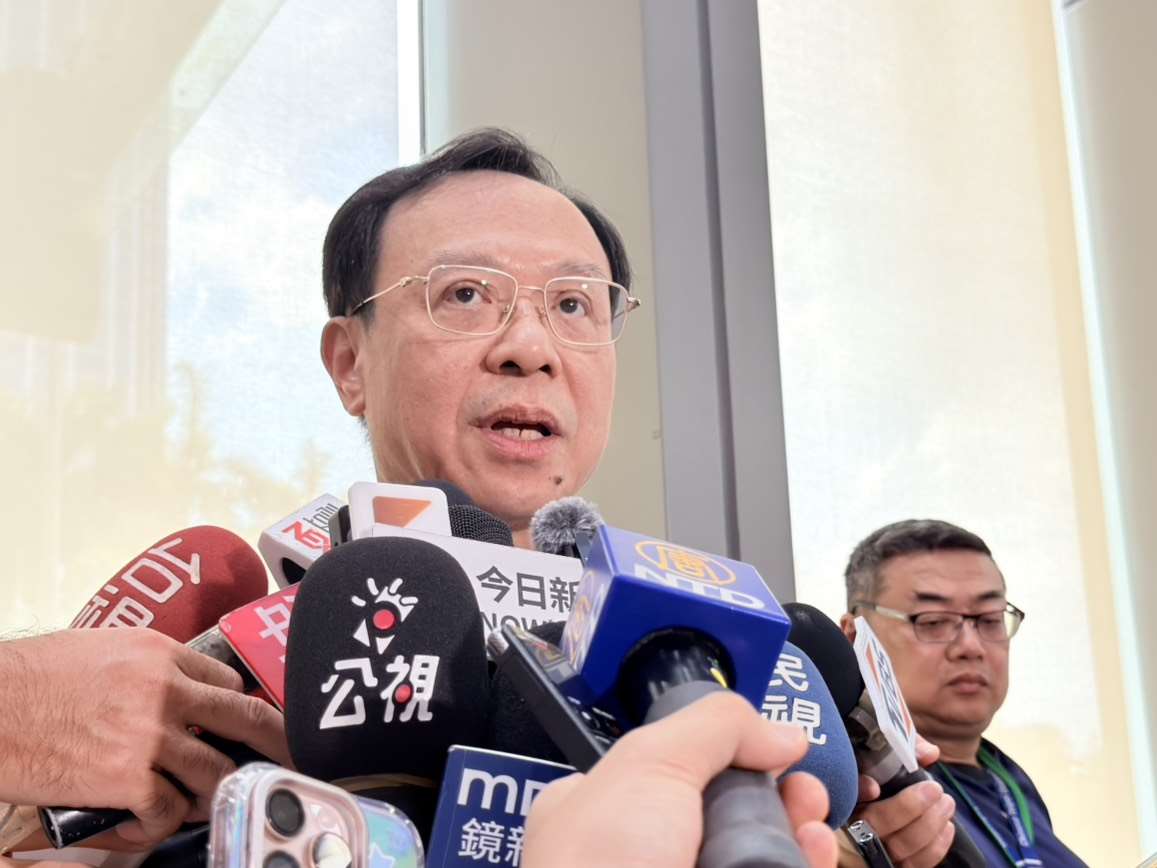 衛福部長石崇良1日受訪回應，目前食藥署針對苦茶油檢測出苯駢芘超標，高度懷疑是進口原料苦茶籽的原因。(鄭佑漢 攝)