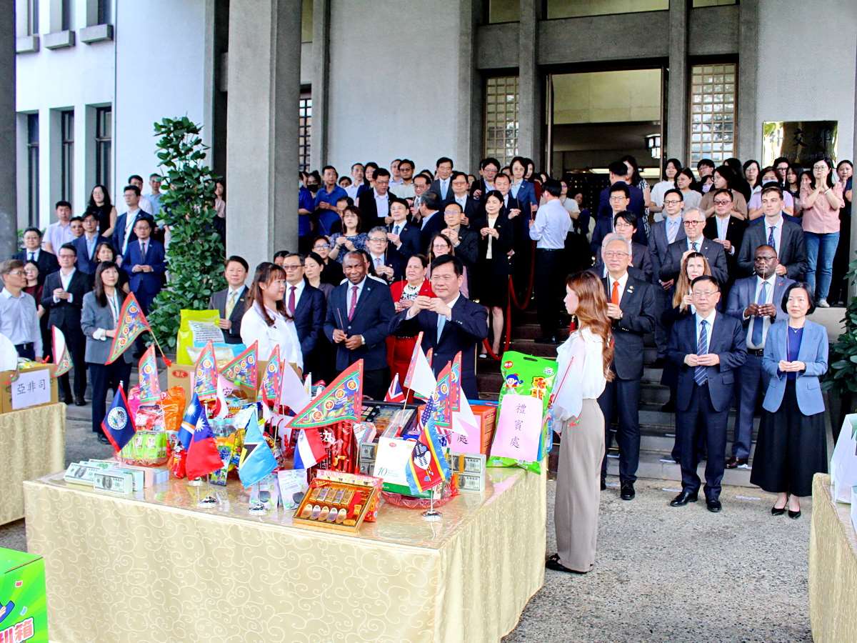 外交部26日舉辦慶讚中元普渡祭拜典禮，外交部長林佳龍主祭，與部內人員以及各國駐台使節代表一起慶讚中元，祈求保佑平安 (央廣記者王照坤 攝)