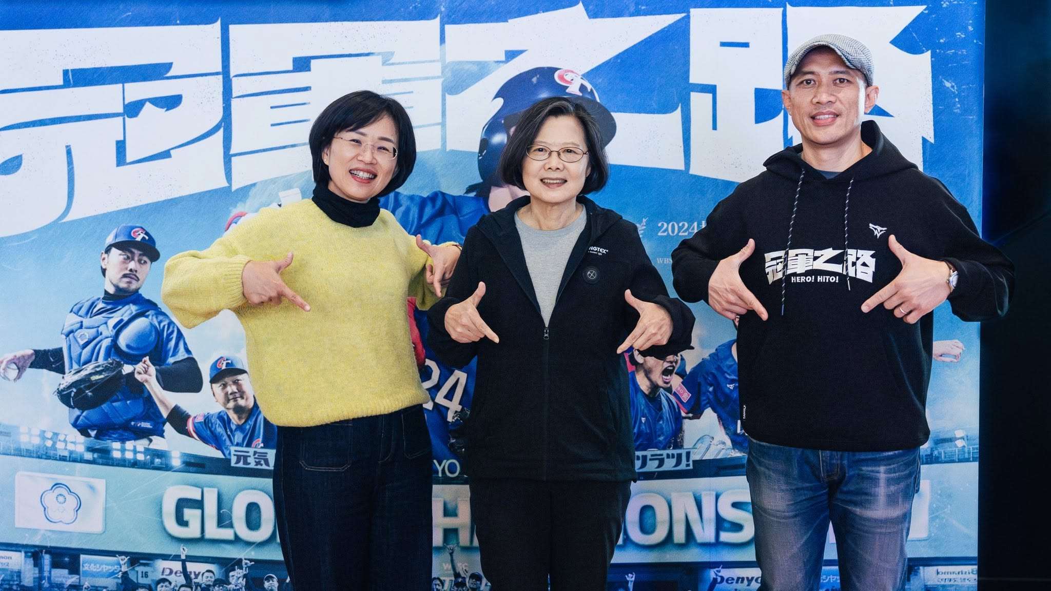 民進黨參選人蘇巧慧今天(7日)證實，前總統蔡英文早已答應擔任她的競選總部主委。圖為蔡英文總統今年元月親自包場冠軍之路電影，邀請導演龍男和蘇巧慧一起欣賞電影。(圖:蘇巧慧粉專)