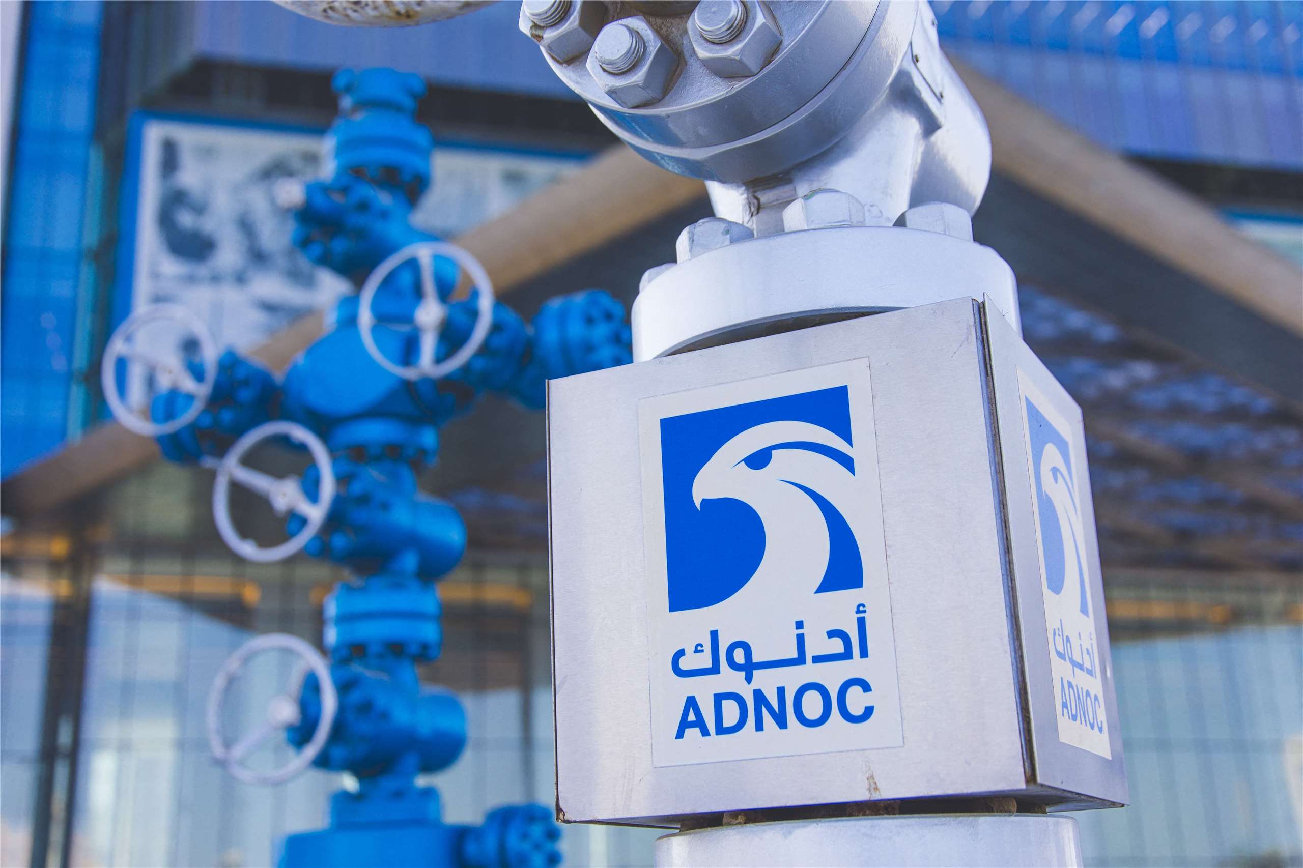國營的阿布達比國家石油公司(ADNOC)表示，旗下兩艘船13日晚間通過荷莫茲海峽時遭到攻擊。