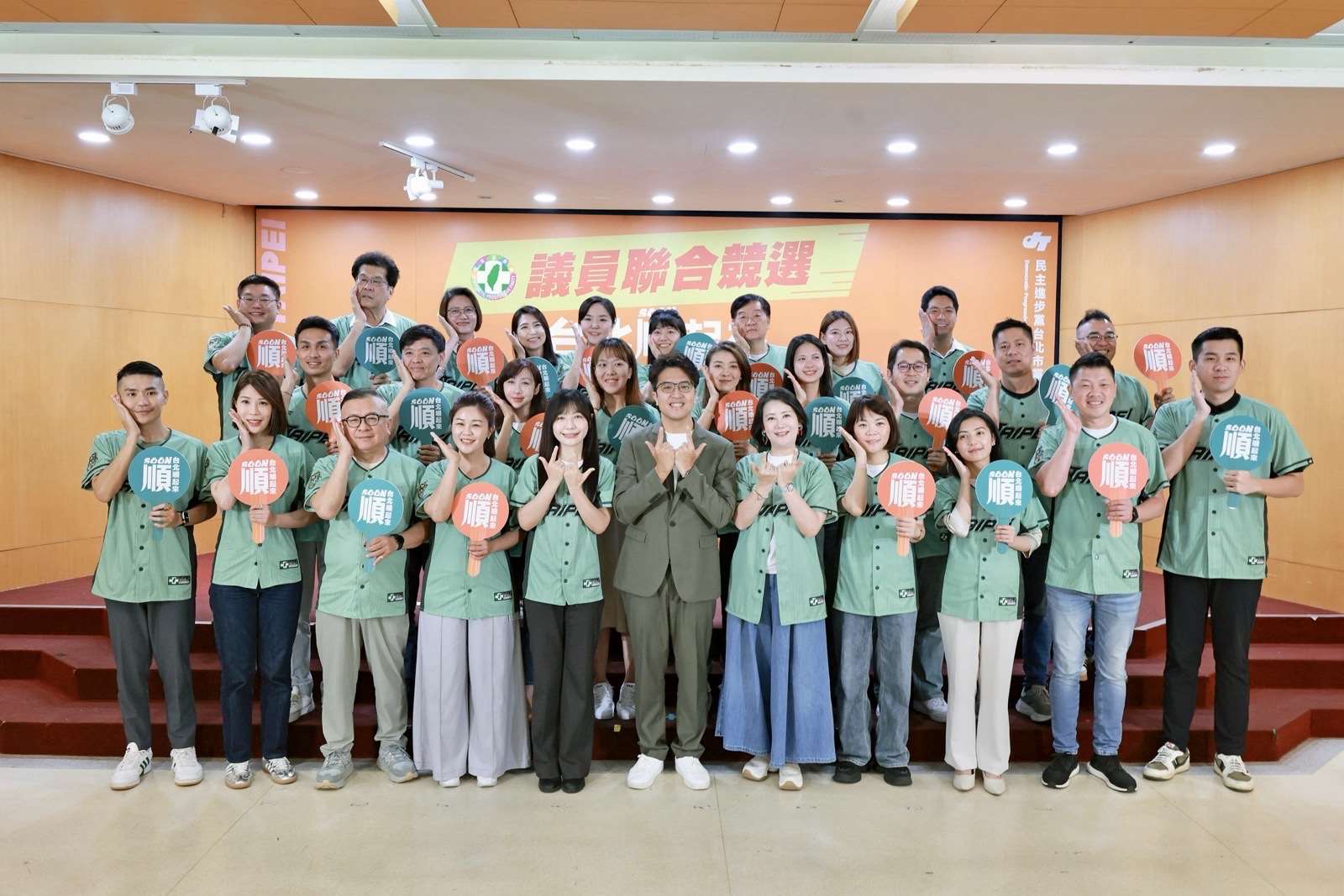 民進黨台北市長參選人沈伯洋(中)12日與民進黨台北市黨部啟動聯合競選。(圖：沈伯洋競選團隊提供)