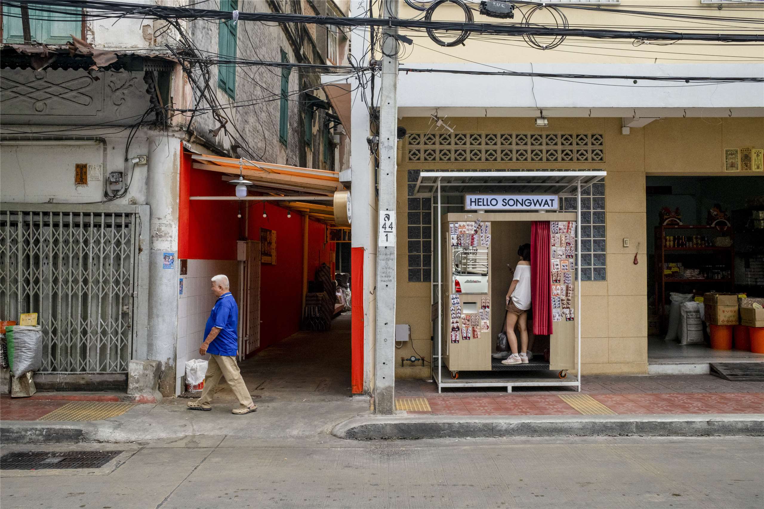 泰國觀光局邀集逾300名內容創作者走訪曼谷嵩越路，將旅遊靈感轉化為實際赴泰需求。圖為行人經過嵩越路上的一座復古互動式拍照亭。
