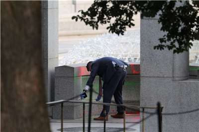 美國華府的二次大戰紀念碑廣場13日遭人以泡沫液和塗鴉破壞。(路透社/達志影像)