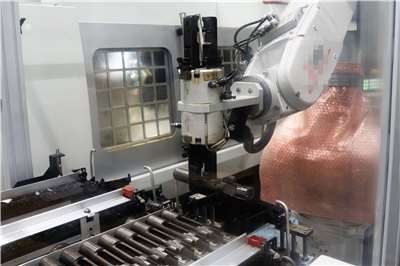 軍備局205廠藉遷廠時機，重新規畫產線並導入自動化生產系統，改善作業環境並提升生產效率。(楊仁翔 攝)