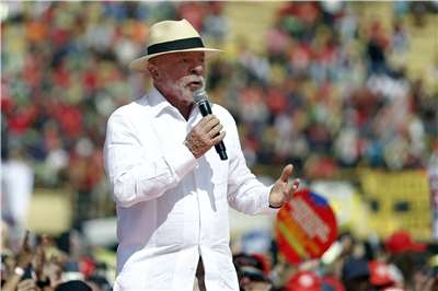 巴西總統大選開跑，尋求連任的總統魯拉(Luiz Inacio Lula da Silva)16日的造勢活動上爭取選民支持。