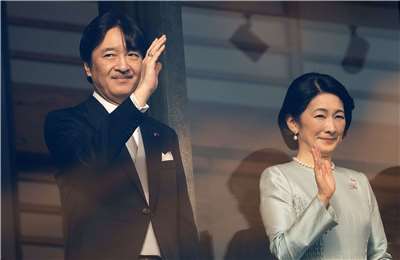 日本「皇室典範」規定，皇位由父系血統的男性繼承，目前年輕一輩的皇位繼承人僅剩日皇德仁唯一的弟弟秋篠宮文仁親王，以及文仁的兒子悠仁親王。圖為日本秋篠宮文仁親王(左)與秋篠宮妃紀子。資料照。