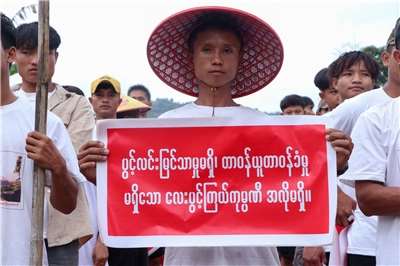 中國合資企業計劃在緬甸撣邦(Shan State)開採鉛礦，引發當地原住民高舉寫著「不歡迎沒有透明度，沒有責任的四星公司」的標語抗議。 (檔案照)