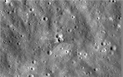美國國家航空暨太空總署(NASA)18日公布最新影像，呈現本月稍早太空探索科技公司(SpaceX)火箭撞擊月球留下的撞擊坑。(圖:NASA)