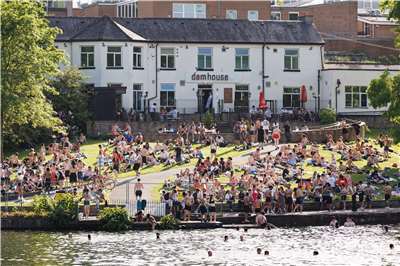 英國氣象局警告，今夏的第5波熱浪即將席捲英國。圖為英國民眾聚集在公園水池邊消暑資料照。