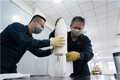 漢光42號演習期間，軍備局轄下各兵工廠驗證「戰時擴大生產機制」。圖為202廠進行無人機彈藥火工組裝作業。(軍聞社提供)