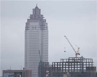 目前全台約13.7萬戶預售建案待售，平均需近3.8年消化。圖為台北市區一處施工中建案。 資料照片。