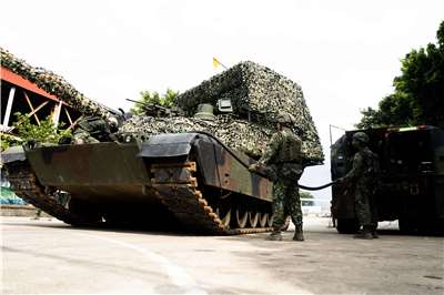 陸軍584旅10日下午於桃園蘆竹進行M1A2T戰車「油料整補」演練，這也是M1A2T成軍後，首次對外公開野戰補給情形。(楊仁翔 攝)