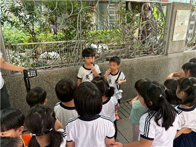 東園附幼小朋友在鐵花窗前擔任小小導覽員。(圖 : 東園附幼提供)