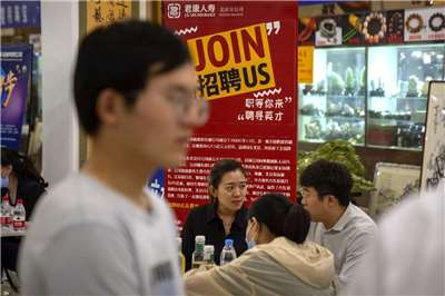 中國職場內捲嚴重、競爭激烈，青年要找到一份適當的工作不容易。示意圖。