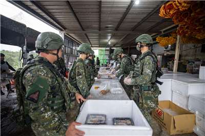 根據軍聞社報導，國軍第五作戰區今天(10日)開設野戰伙房，藉由熱食分送作業，有效維護官兵持續戰鬥力。（軍聞社提供）