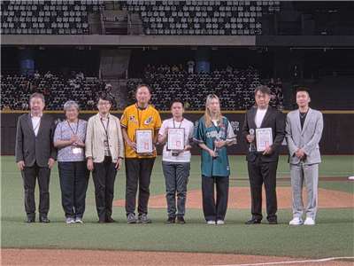 台灣棒球名人堂第12屆入堂頒證典禮26日晚間在台北大巨蛋登場，運動部長李洋(右一)為新科名人頒證，「恰恰」彭政閔(右二)親自出席受證，已故教頭李來發與「台灣體大棒球之父」林國輝則由家屬代表領證。(江昭倫 攝)
