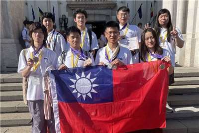 台灣8名高中生參加2026年第23屆國際語言學奧林匹亞競賽(IOL)，奪2銀4銅全員獲獎。 (圖:翻拍自FB/Taiwan.Olympiad.in.Linguistics)