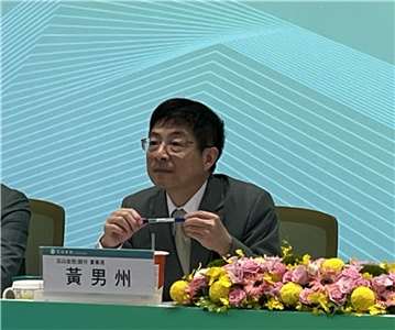 玉山金控13日舉行法說會，董座黃男州表示，合併三商美邦人壽後，第一步會先注資，讓原來的三商人壽「back to health」。(陳林幸虹 攝)