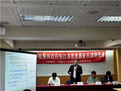 草根影響力文教基金會民調召集人顏永森(左二)說明草根基金會委託TVBS民調中心，針對中聯油品問題食安衝擊與政府施政滿意度調查，24日公布調查結果。(楊雨青攝)